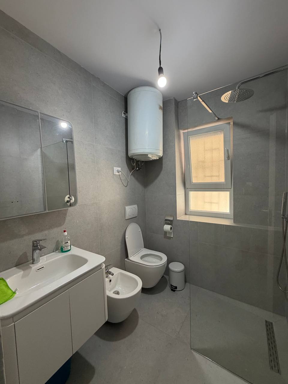 Ambient biznesi për qera, pranë Maternitetit të Ri, Tiranë.