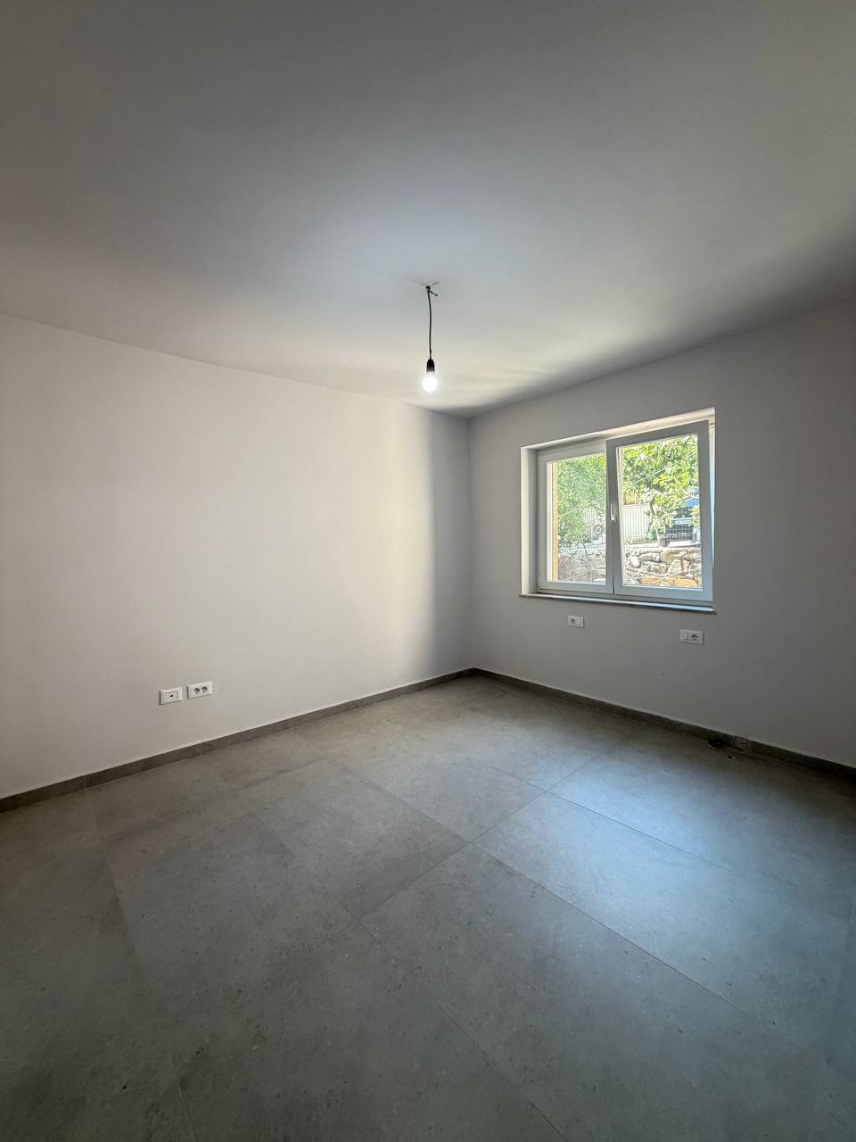 Ambient biznesi për qera, pranë Maternitetit të Ri, Tiranë.