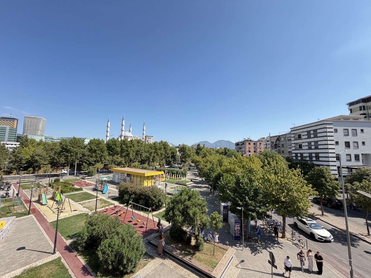 Ambient biznesi për qera, pranë Downtown Tirana.