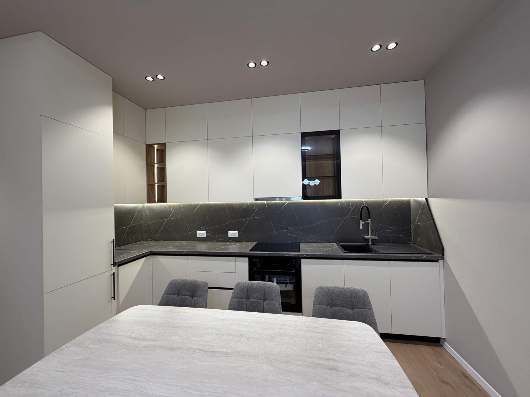 Apartament 2+1 për qera, në kompleksin Delijorgji, Tiranë.