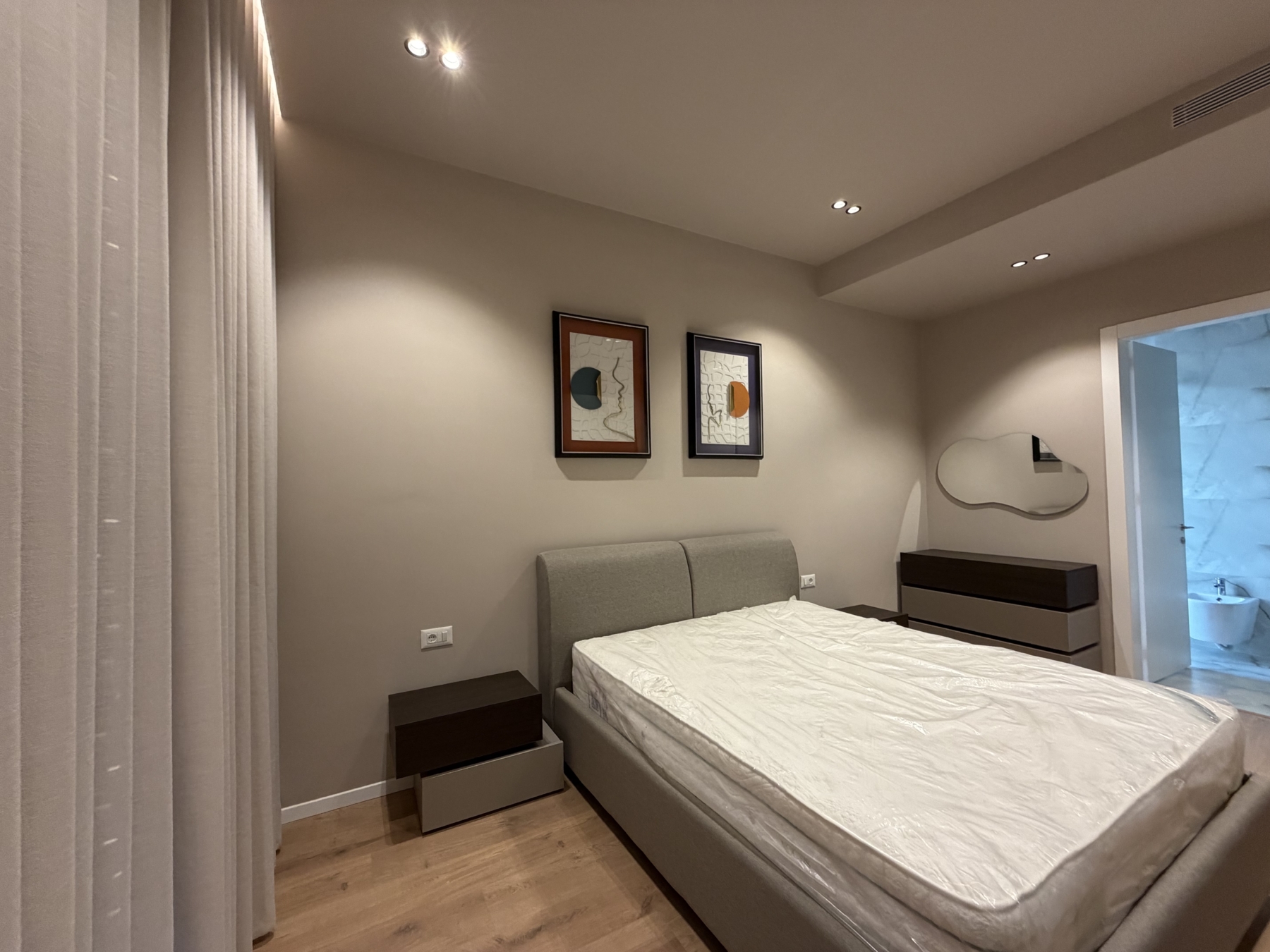 Apartament 2+1 për qera, në kompleksin Delijorgji, Tiranë.