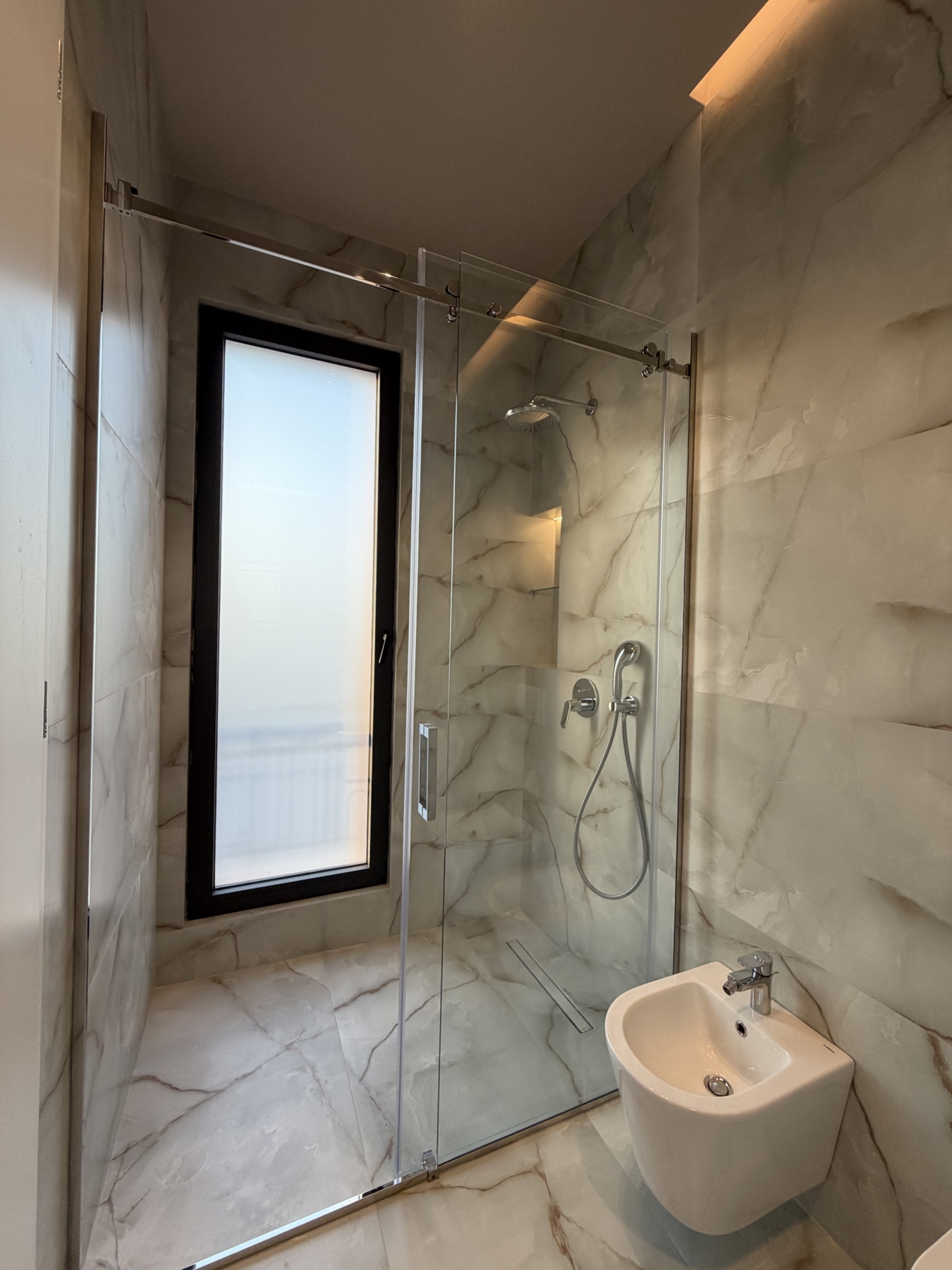 Apartament 2+1 për qera, në kompleksin Delijorgji, Tiranë.