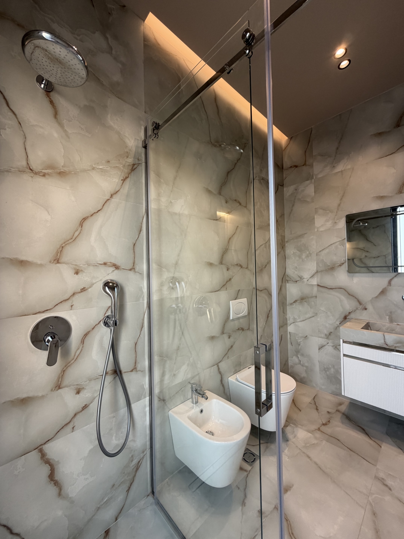 Apartament 2+1 për qera, në kompleksin Delijorgji, Tiranë.