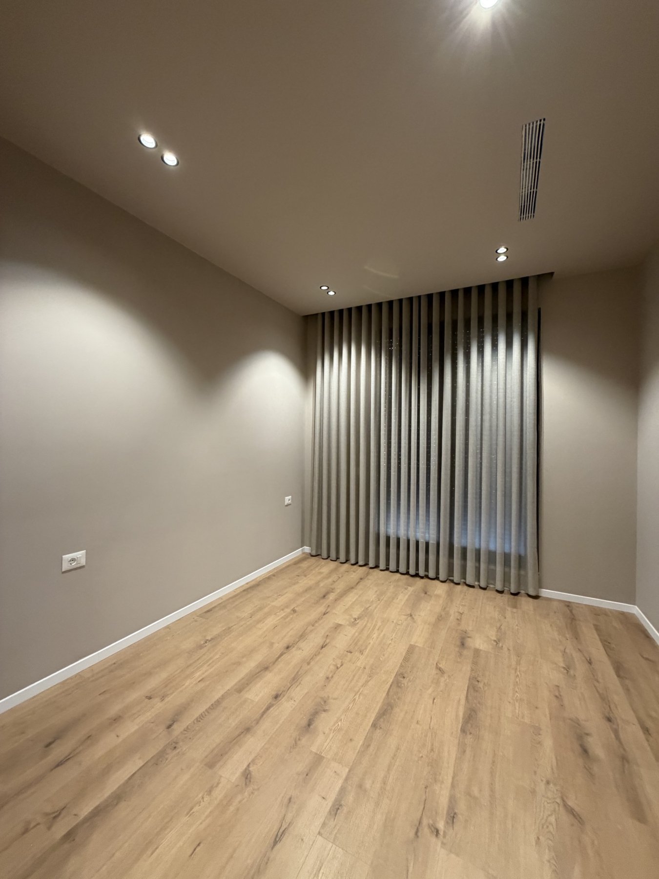 Apartament 2+1 për qera, në kompleksin Delijorgji, Tiranë.