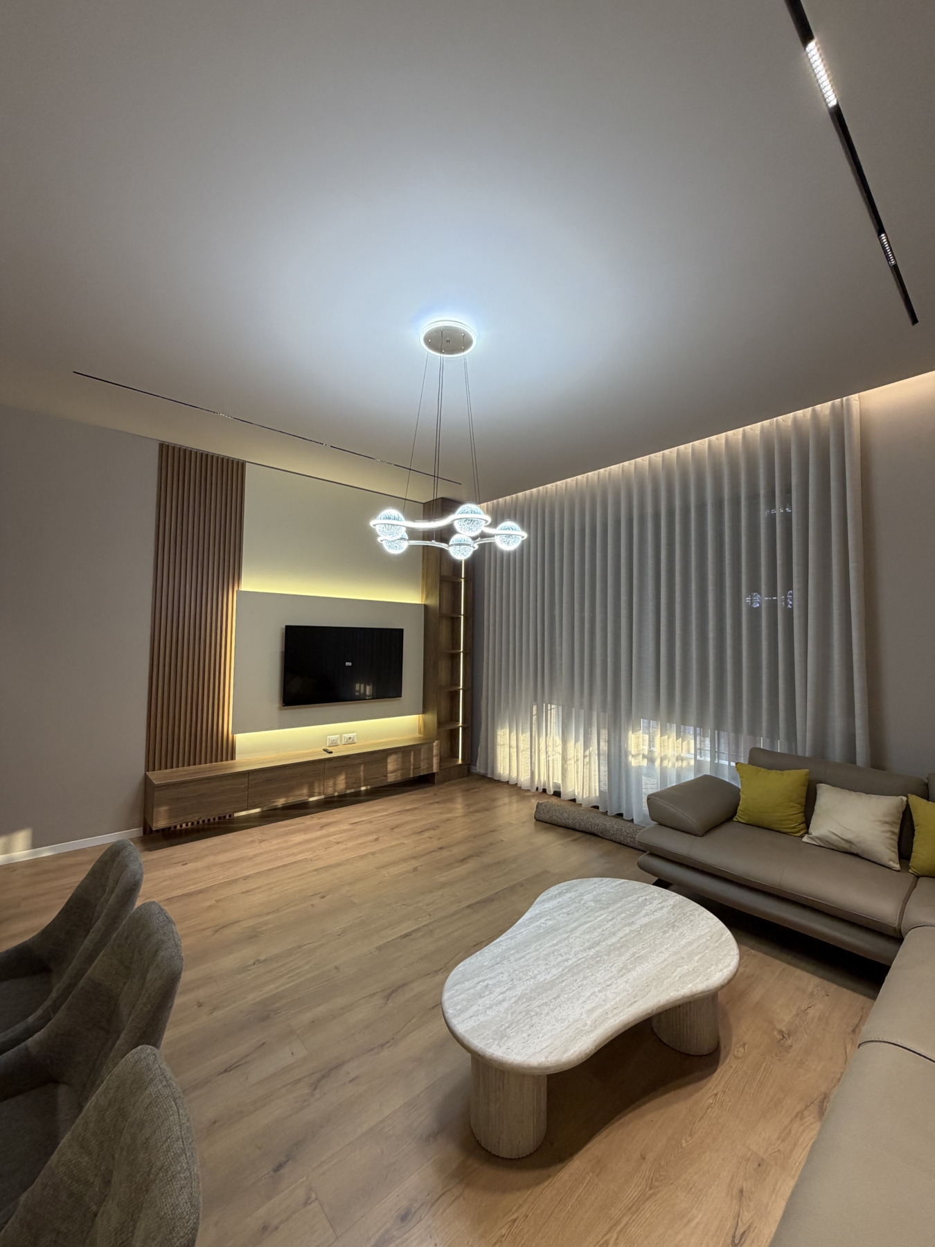 Apartament 2+1 për qera, në kompleksin Delijorgji, Tiranë.