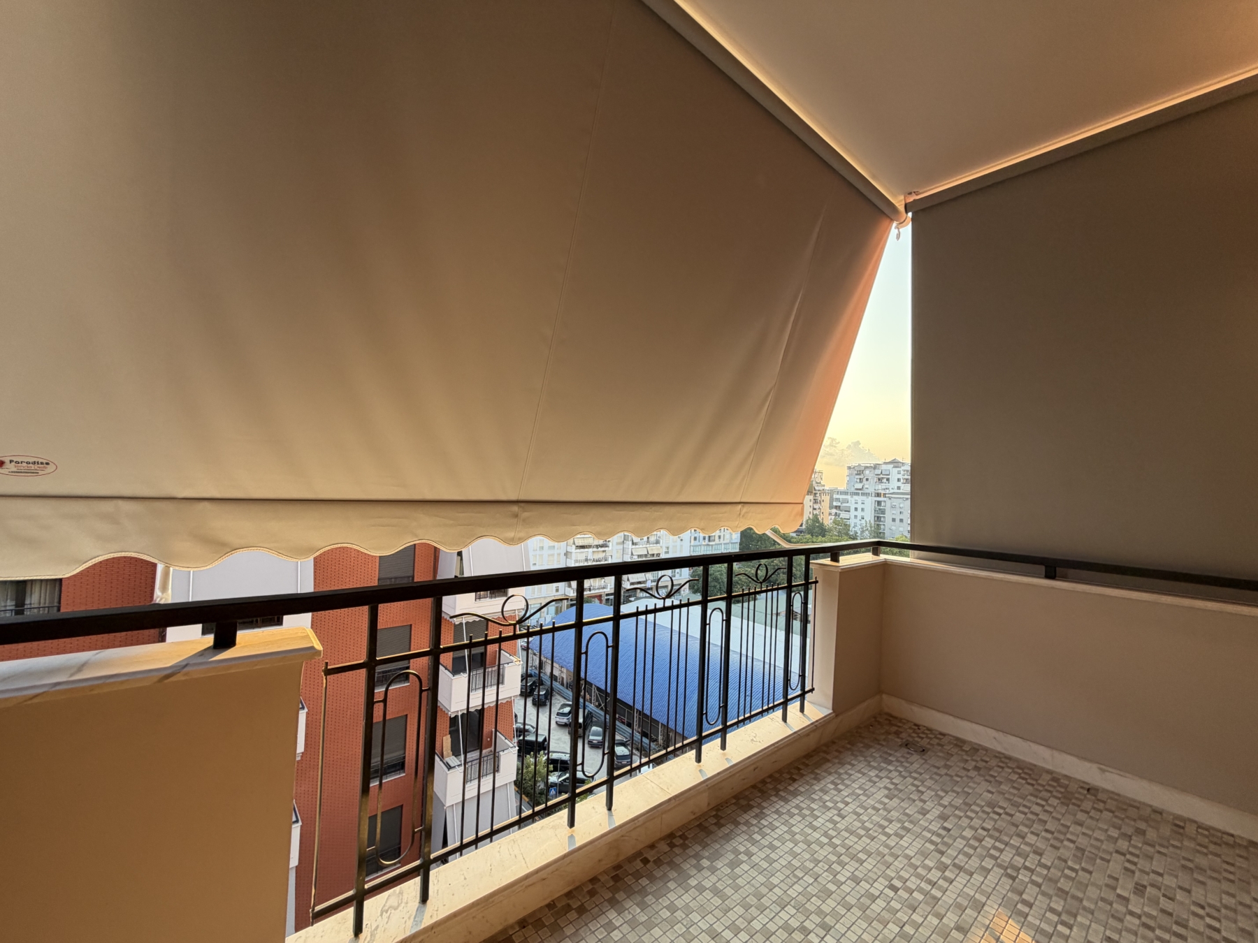 Apartament 2+1 për qera, në kompleksin Delijorgji, Tiranë.