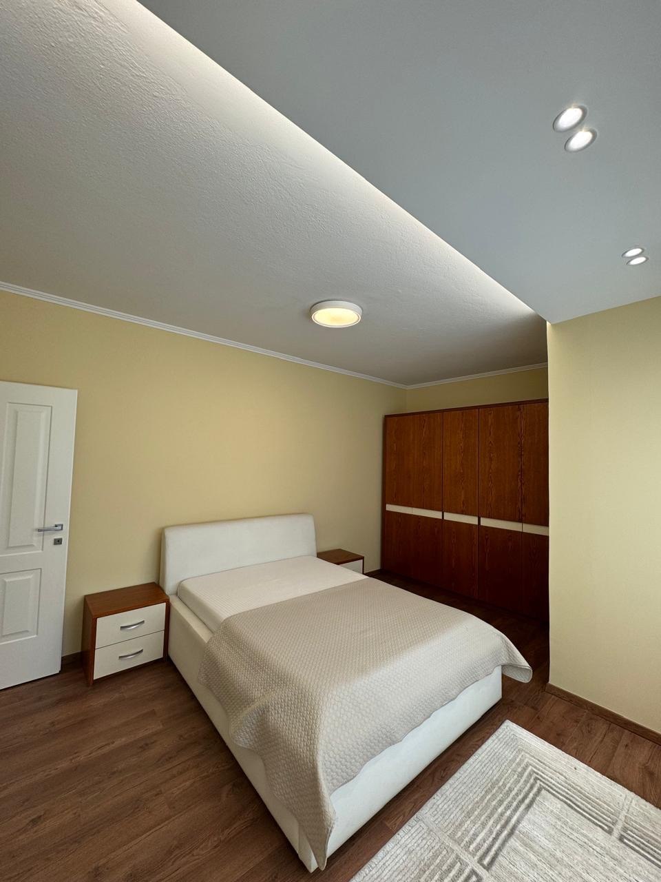 APARTAMENT 2+1 ME QERA, NË BLLOK, TIRANË. 