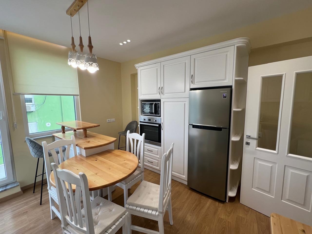 APARTAMENT 2+1 ME QERA, NË BLLOK, TIRANË. 