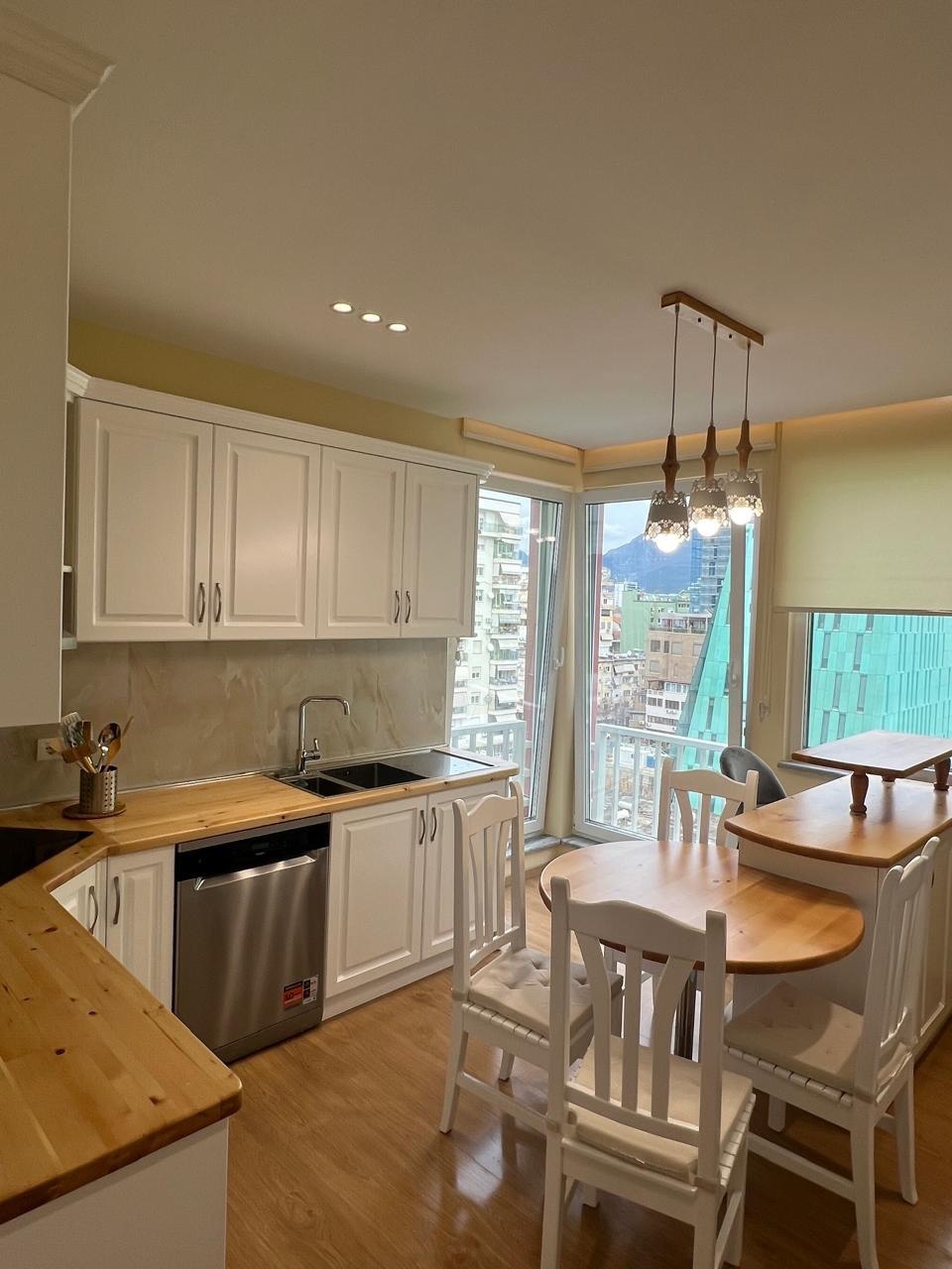 APARTAMENT 2+1 ME QERA, NË BLLOK, TIRANË. 