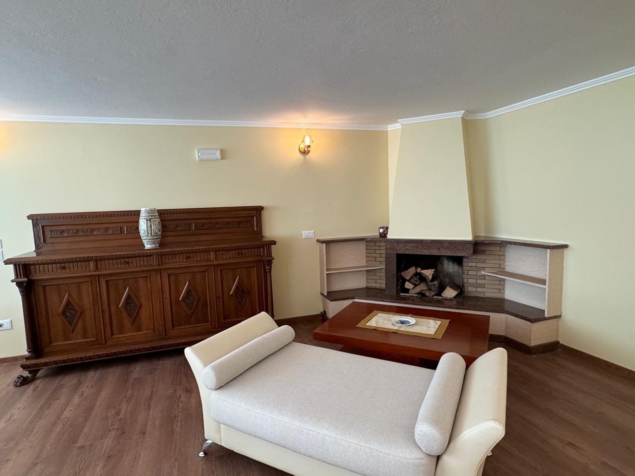 APARTAMENT 2+1 ME QERA, NË BLLOK, TIRANË. 