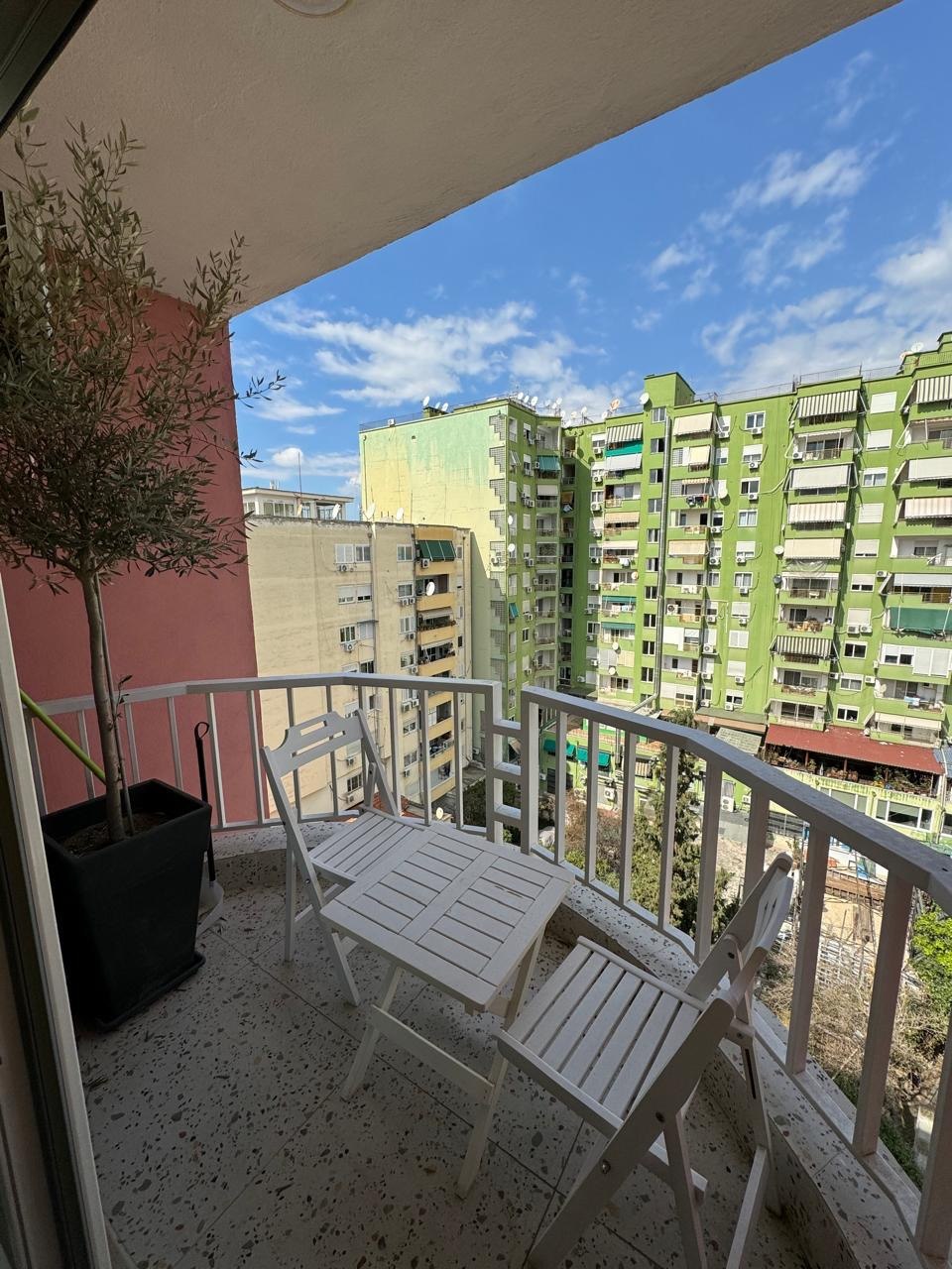APARTAMENT 2+1 ME QERA, NË BLLOK, TIRANË. 