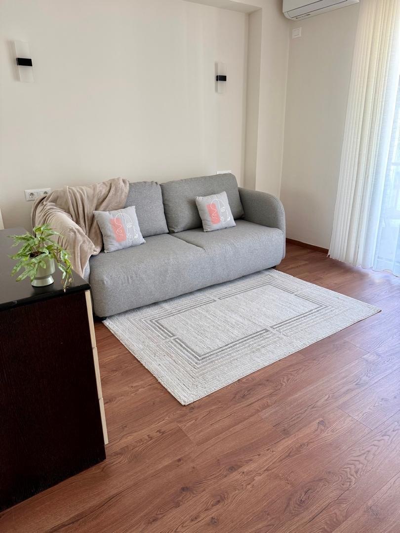 APARTAMENT 2+1 ME QERA, NË BLLOK, TIRANË. 