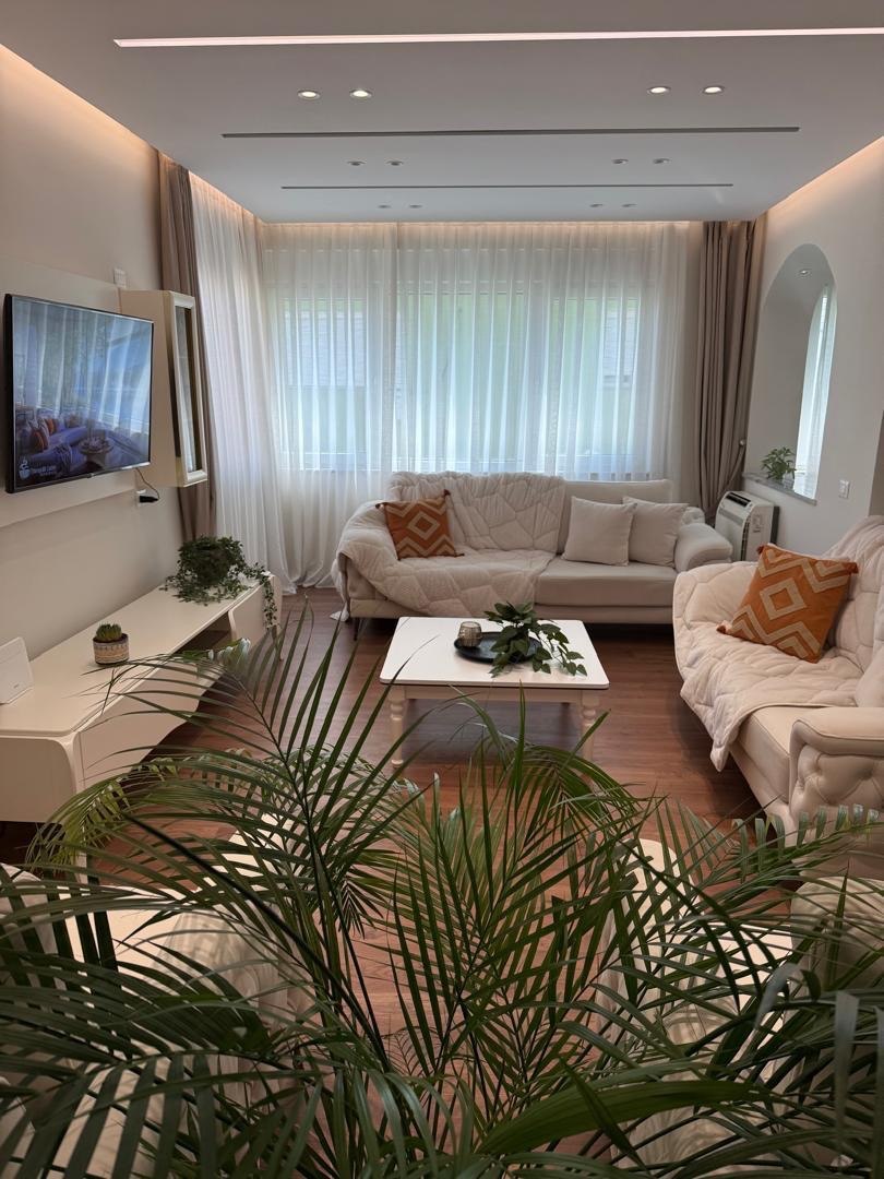 APARTAMENT 2+1 ME QERA, NË BLLOK, TIRANË. 