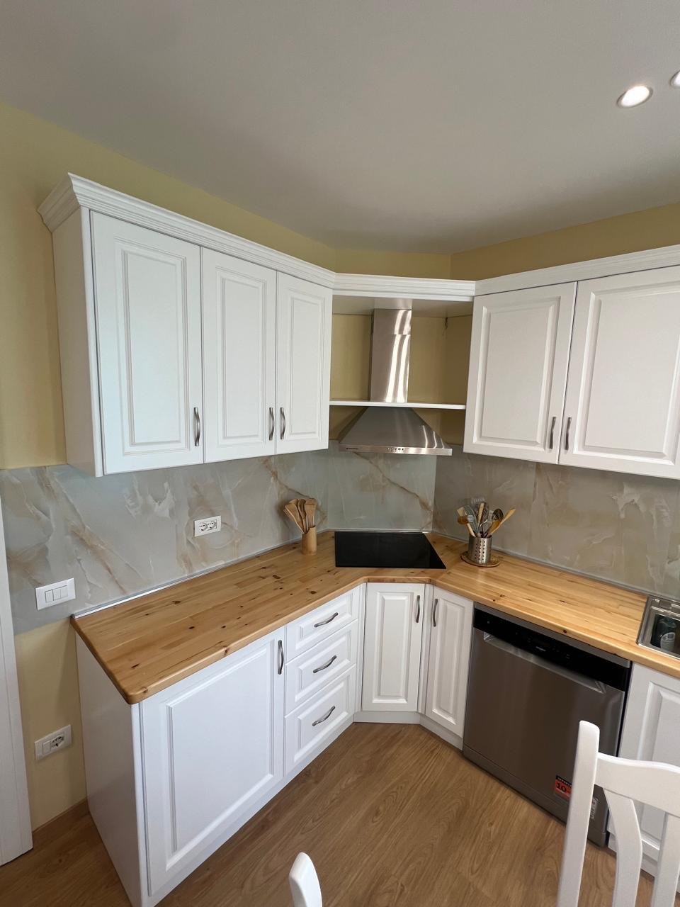 APARTAMENT 2+1 ME QERA, NË BLLOK, TIRANË. 