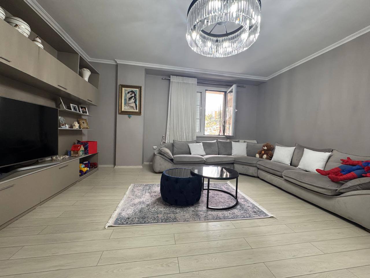 Shitet apartament 3+1 ,Gjykata, Durres.