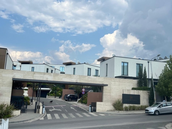 Vilë luksoze me pishinë në shitje në “Mandarine Drive”, TEG. 