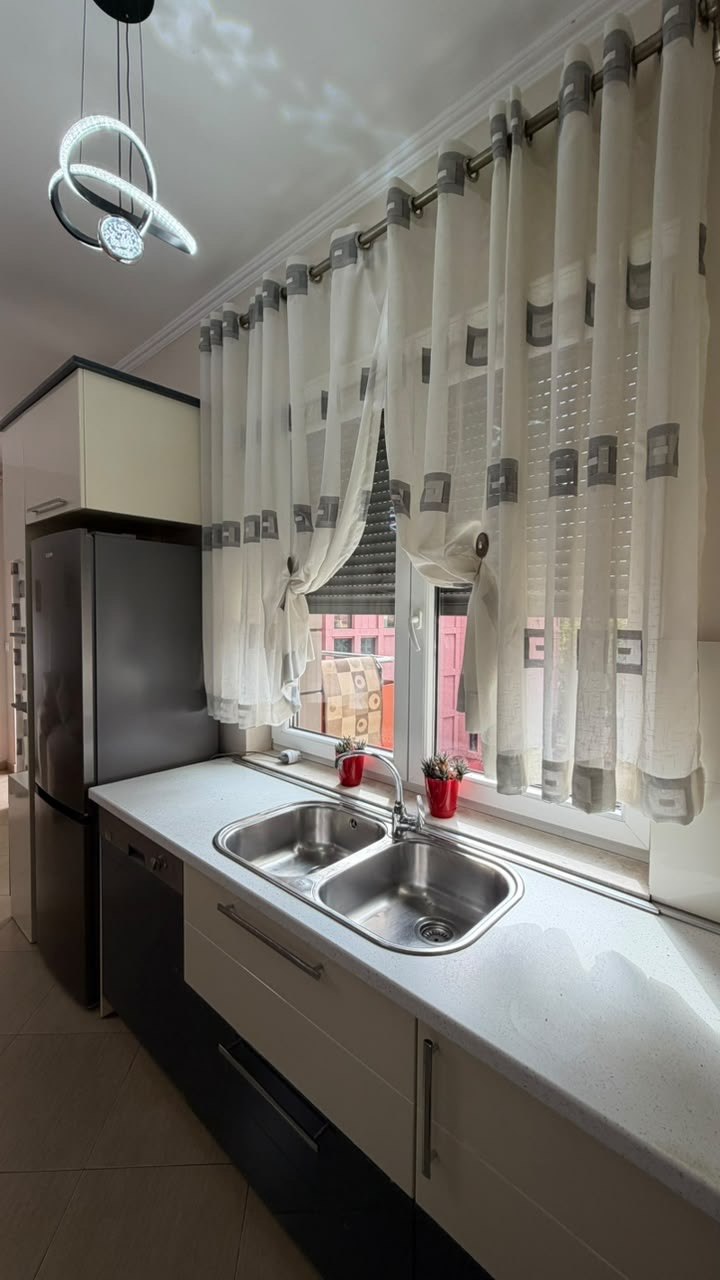 Apartament 1+1 për qera, te rruga Bogdanëve, Tiranë.