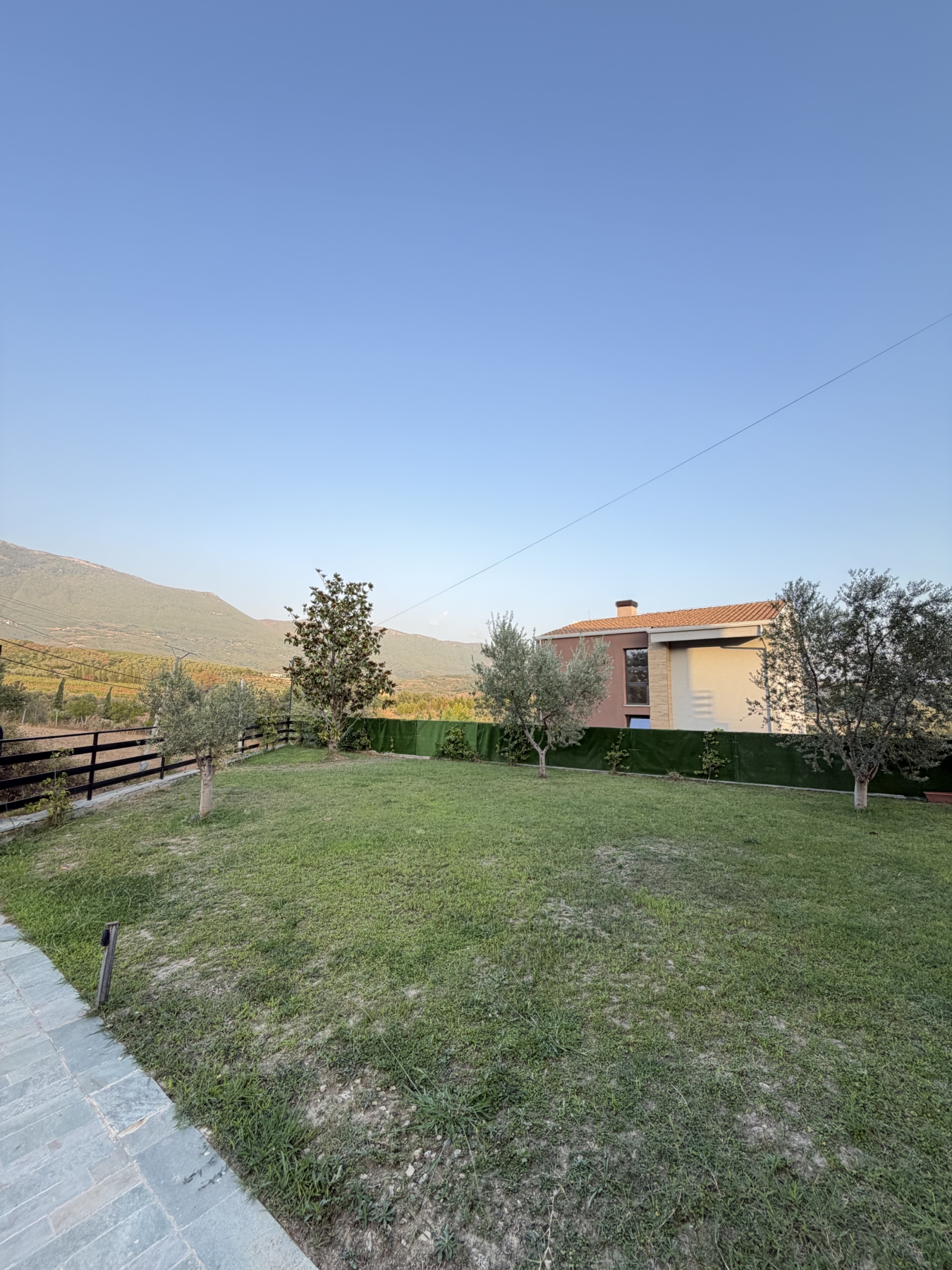 Vilë për shitje, në fshatin Daias, Tiranë.