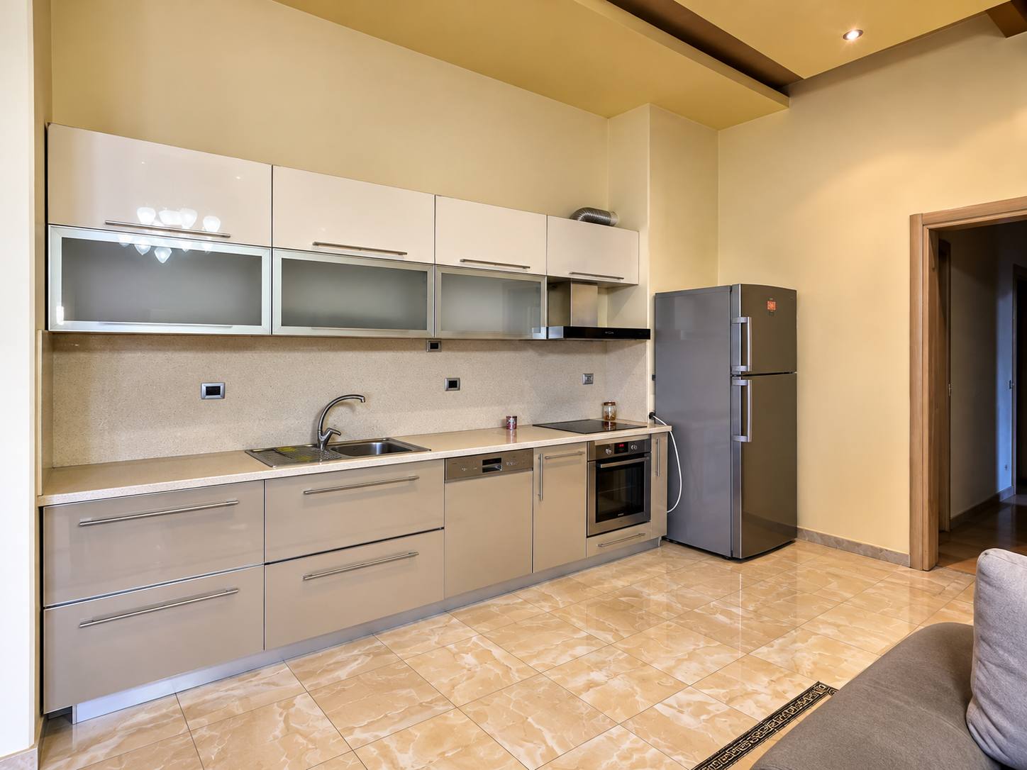 Apartament 2+1 me qera , Pazari i Ri.