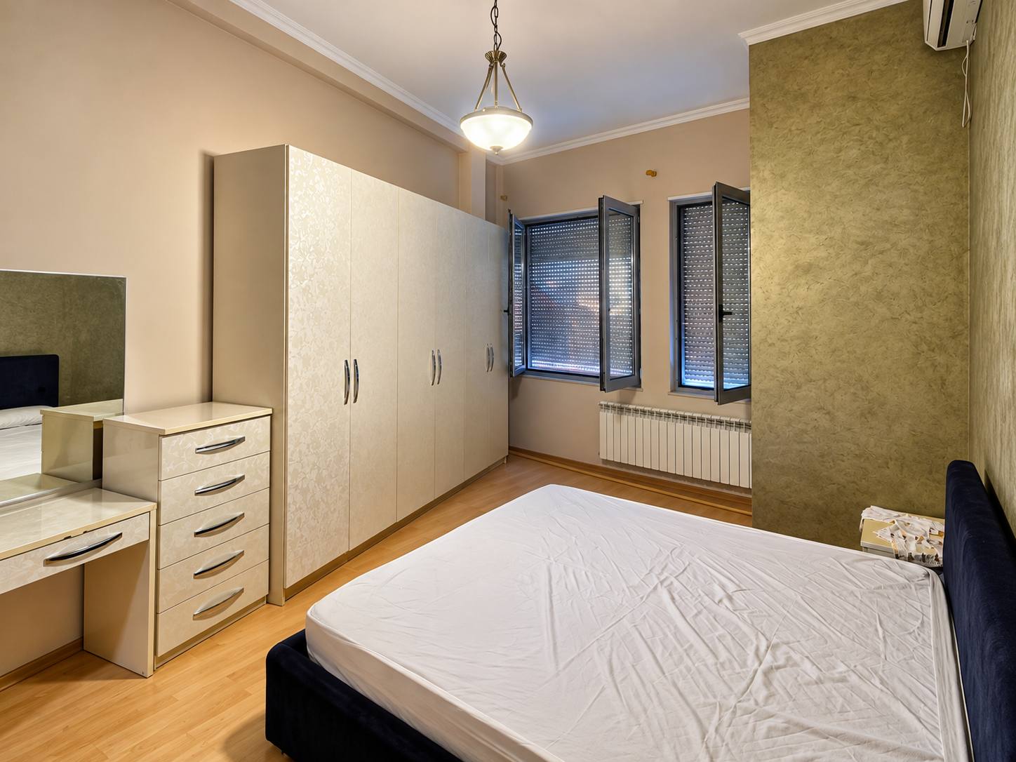 Apartament 2+1 me qera , Pazari i Ri.