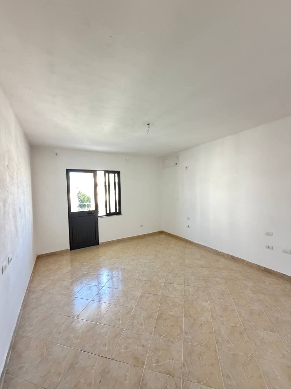 Vilë 2-katëshe për shitje, Lagjja 18, Durrës.