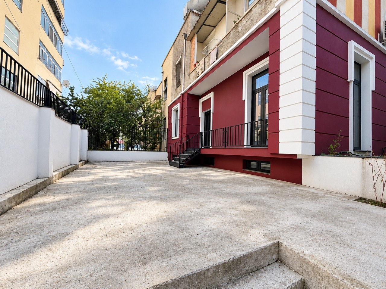 Ekskluzive! Ambient për shitje, në rrugën Bardhyl, Tiranë.