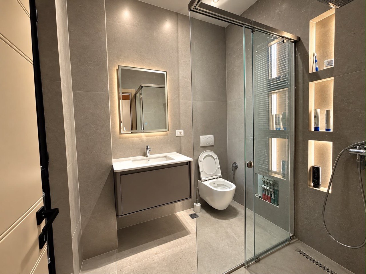 Apartament 2+1 për shitje, në Garden Building, rruga Kavajës, Tiranë.