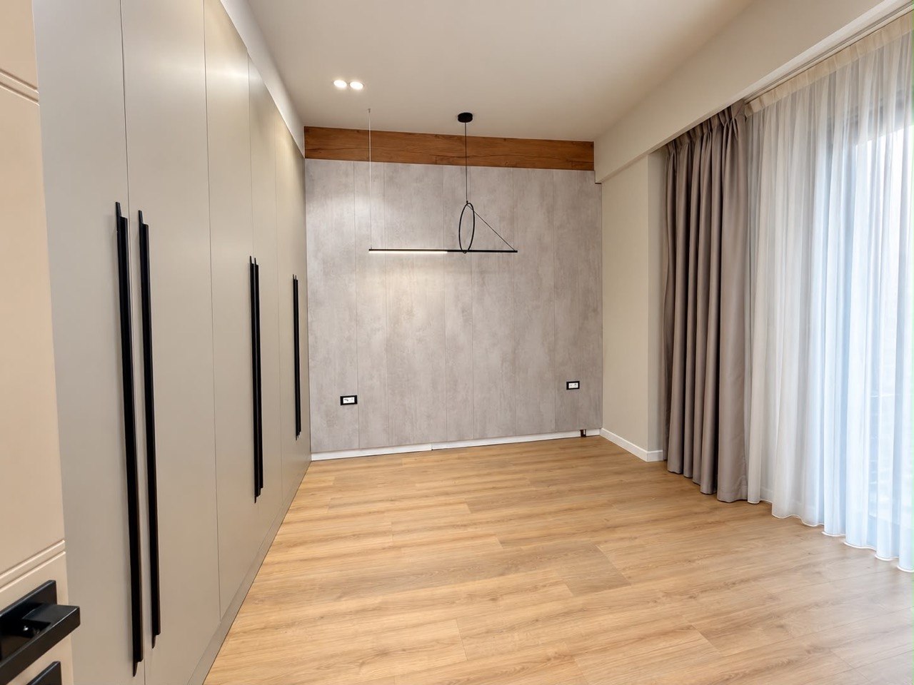 Apartament 2+1 për shitje, në Garden Building, rruga Kavajës, Tiranë.