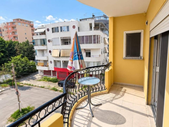 Gasoniere në shitje, te Shkëmbi Kavajës, Durrës.