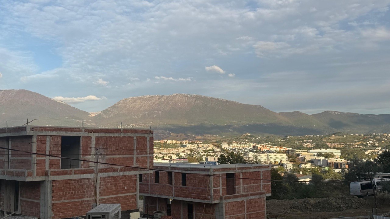 Vilë individuale për shitje, pranë TEG, Tiranë.