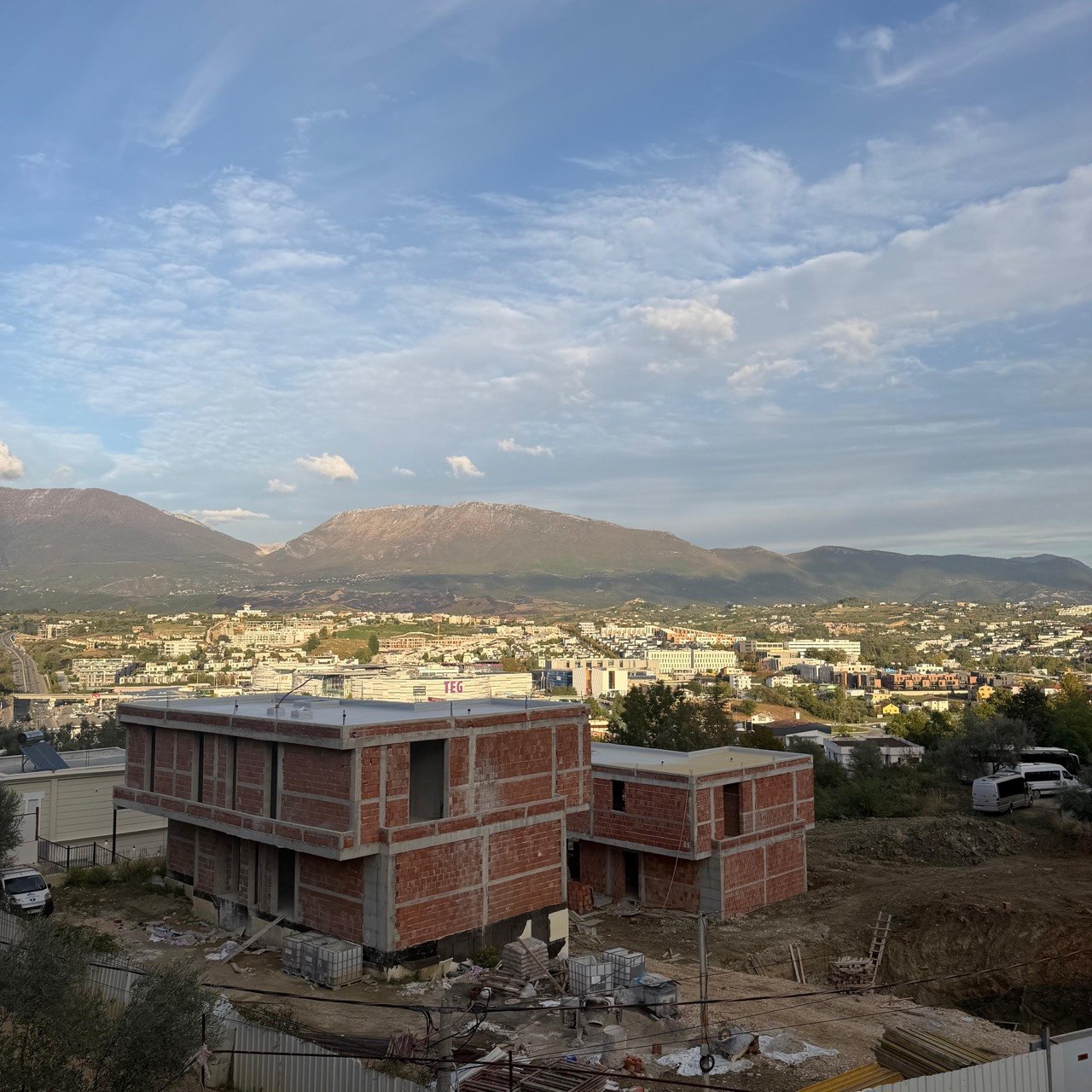 Vilë individuale për shitje, pranë TEG, Tiranë.