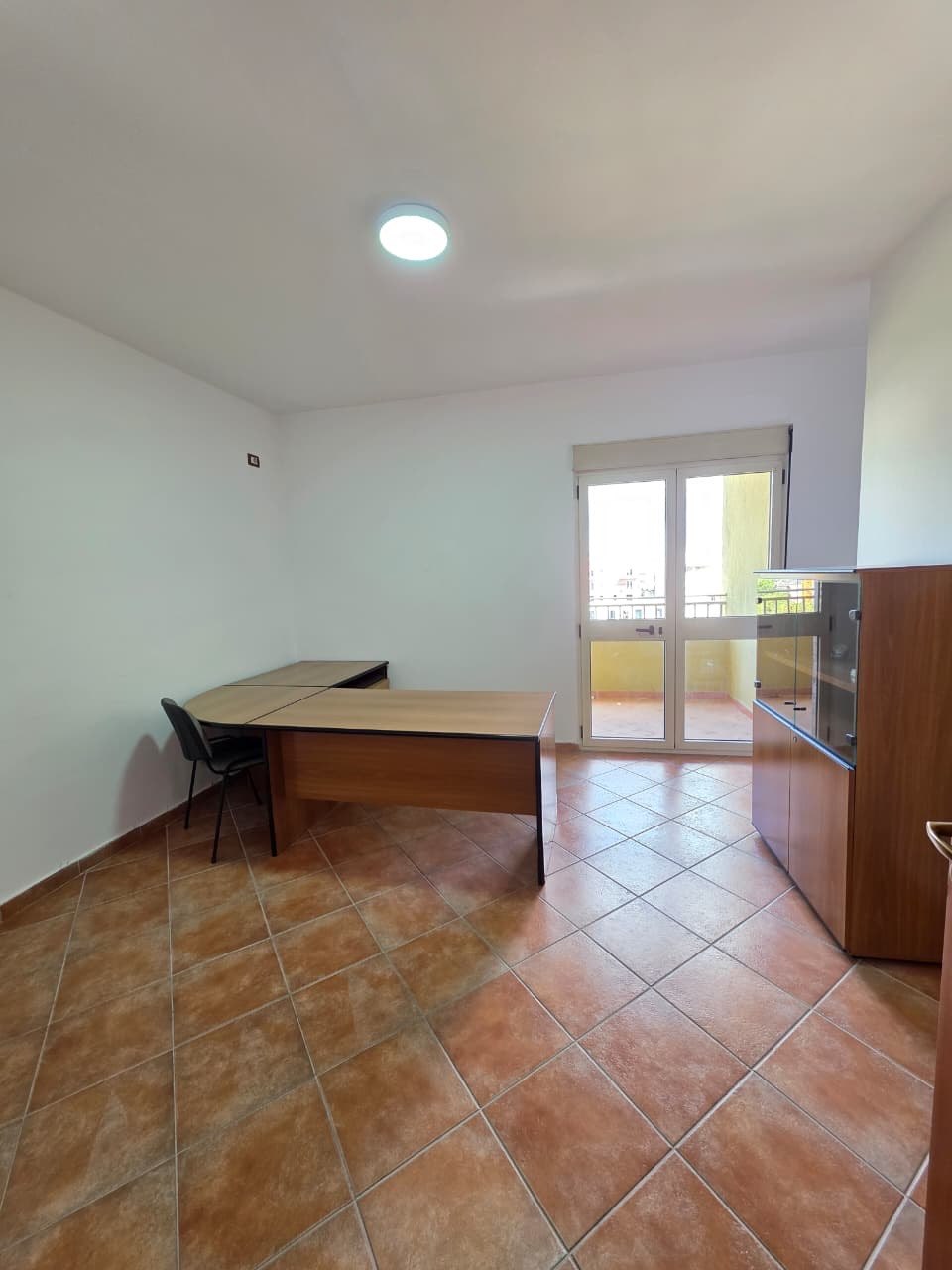 Ambient biznesi për qera, te Stacioni Trenit, Tiranë.