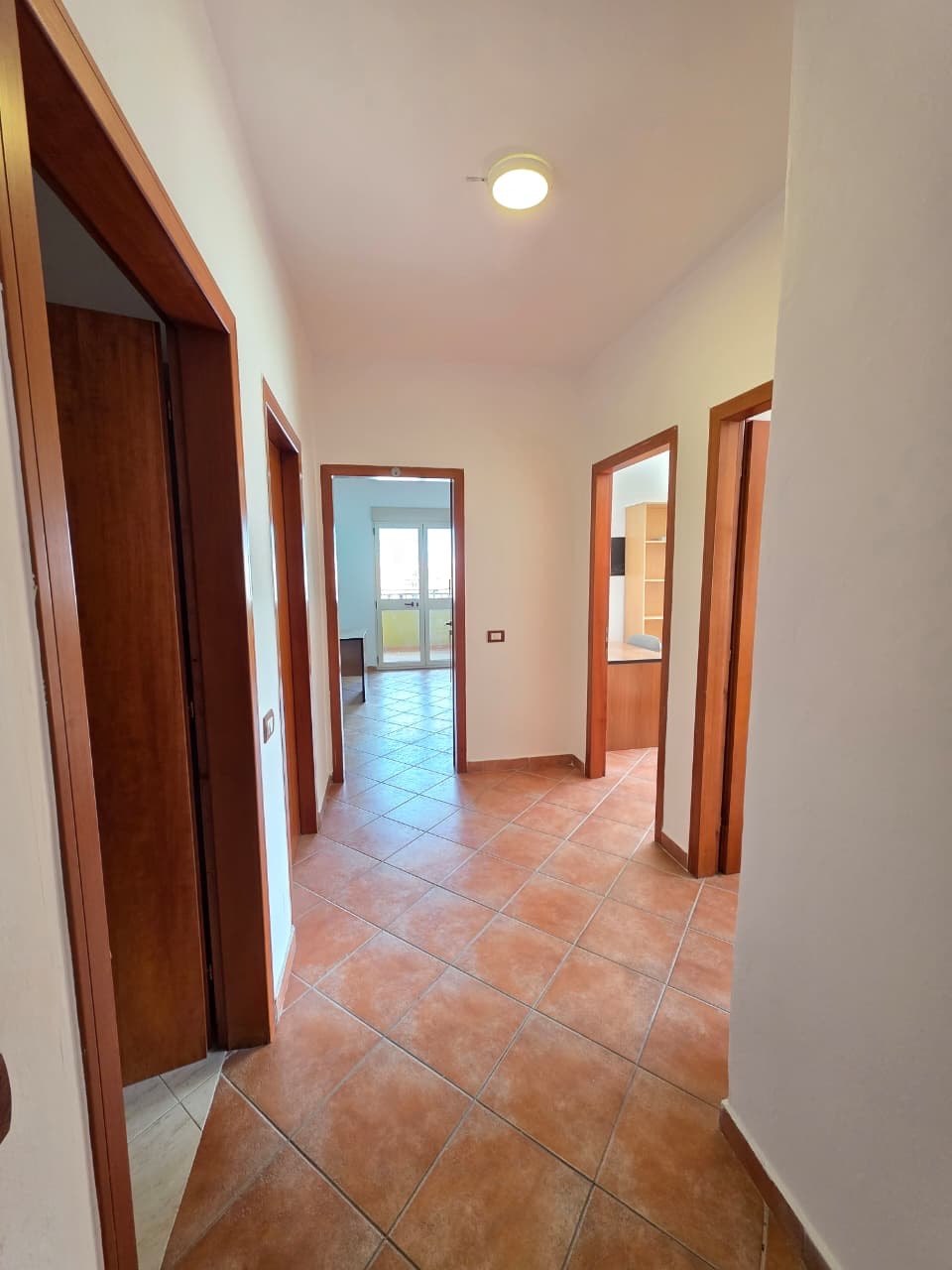 Ambient biznesi për qera, te Stacioni Trenit, Tiranë.
